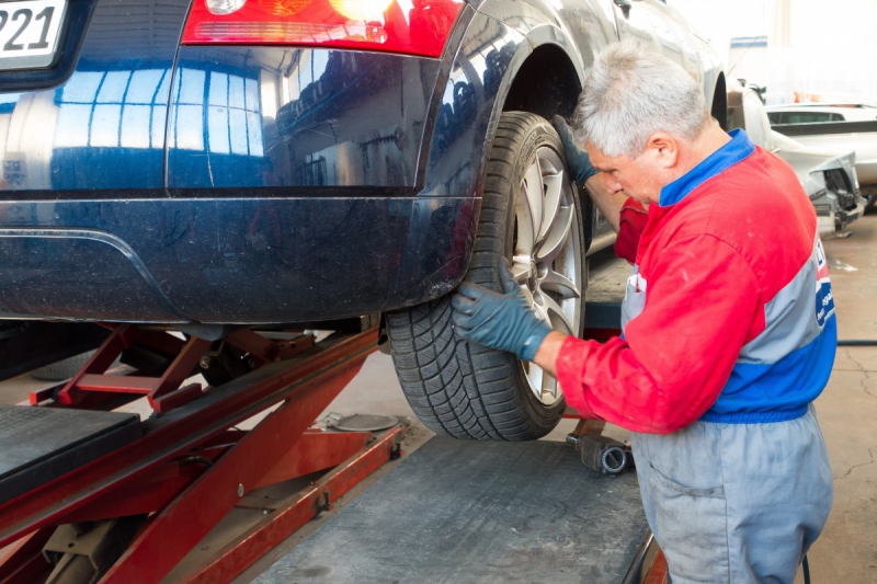 vente-ENTRAUNES-min_auto_repair_repair_lift_auto_mechanic_work_clothes_master_professional_man_of_the_fold-685629